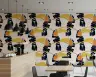 Vibrant Tropical Toucan Pattern Wallpaper 6