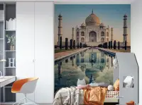 Majestic Taj Mahal Reflecting Water Garden Wallpaper