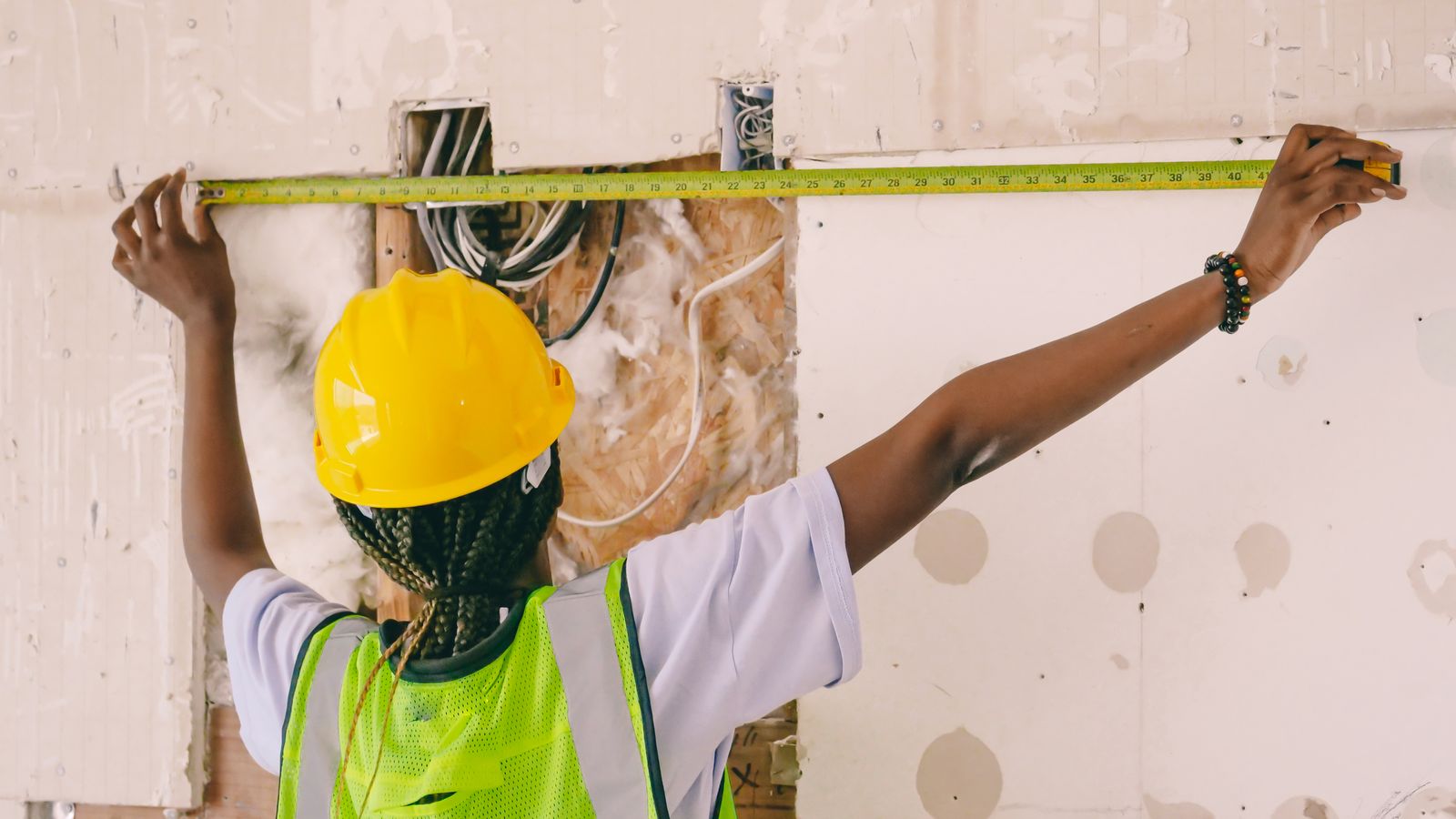 How to Measure a Wall for Wallpaper (Simple India Guide)